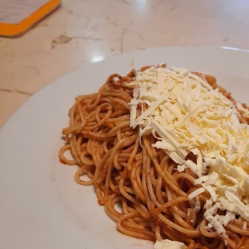 Espaguetis Napolitano — Ayayai, comida a domicilio